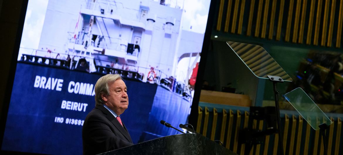 دبیرکل آنتونیو گوترش (در تریبون) در افتتاحیه هفتاد و هفتمین نشست مجمع عمومی سازمان ملل متحد سخنرانی می کند.