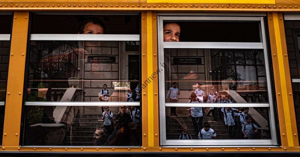 در مناطق حصیدی، یشیواهای شکست خورده با پول عمومی سرازیر می شوند