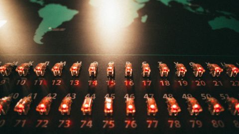 بازیکنان بازی کوئست - که وانمود می کنند یک تیم عملیات ویژه هستند - تنها کسانی هستند که می توانند از جنگ جلوگیری کنند