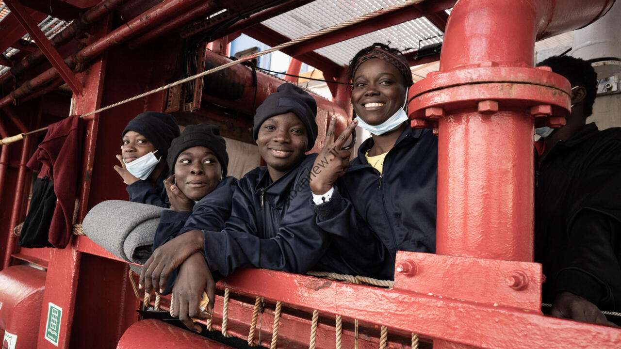 فرانسه از پذیرش تعداد زیادی پناهجوی نجات یافته در دریای مدیترانه خودداری می کند