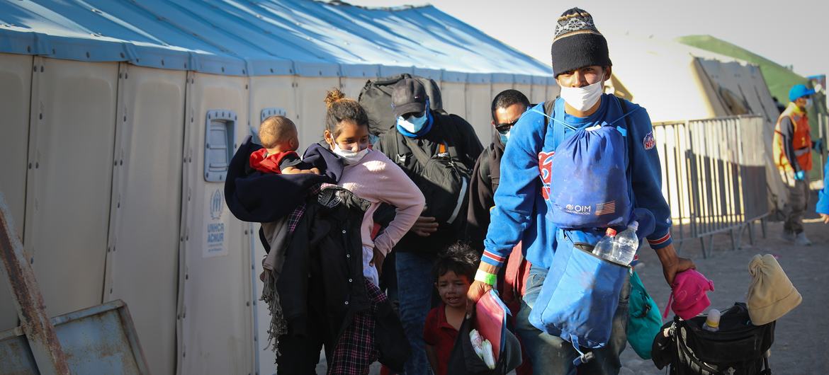 جانی، کریسبل، مهاجران ونزوئلایی و دو فرزندشان به یک پناهگاه IOM در شیلی می رسند.