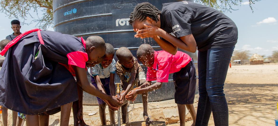 یک کارگر یونیسف در مدرسه ابتدایی سوپل در شهرستان تورکانا، کنیا.  به کودکان کمک می کند تا چالش های ناشی از بحران خشکسالی را درک کنند.