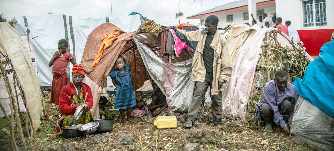 نیرانزابا و نه فرزندش پس از فرار از روستای خود در قلمرو روتسشورو، استان کیوو شمالی، جمهوری دموکراتیک کنگو، به چادر پناه می برند.