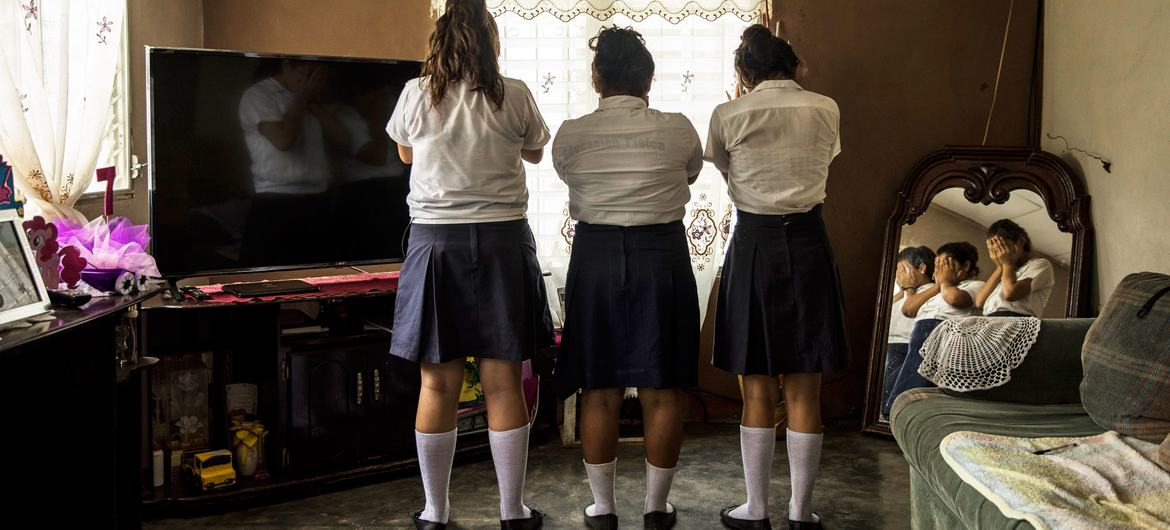 در حالی که از مدرسه در یورو هندوراس به خانه می رفت، دختر 13 ساله وسطی را گرفتند، داخل یک ون انداختند، کتک زدند، مورد تجاوز جنسی قرار گرفتند و یک ساعت بعد آزاد کردند.  